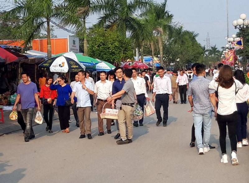 &Ugrave;n &ugrave;n đổ về đền Trần d&acirc;ng lễ cầu danh, t&agrave;i lộc - Ảnh 2.