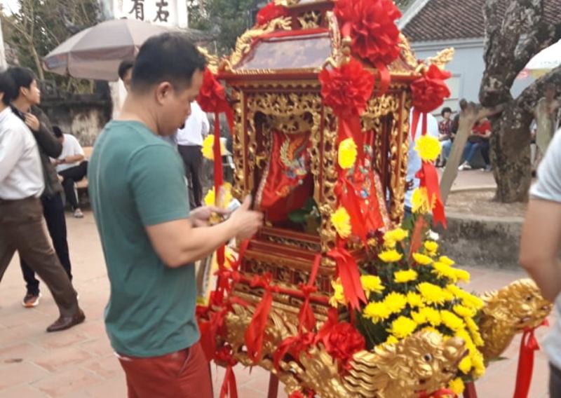 &Ugrave;n &ugrave;n đổ về đền Trần d&acirc;ng lễ cầu danh, t&agrave;i lộc - Ảnh 15.