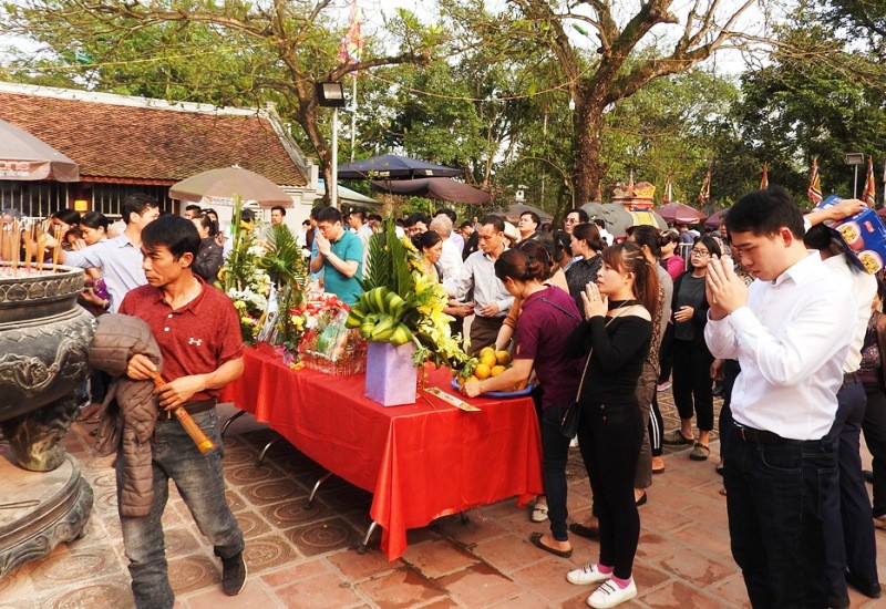 &Ugrave;n &ugrave;n đổ về đền Trần d&acirc;ng lễ cầu danh, t&agrave;i lộc - Ảnh 4.