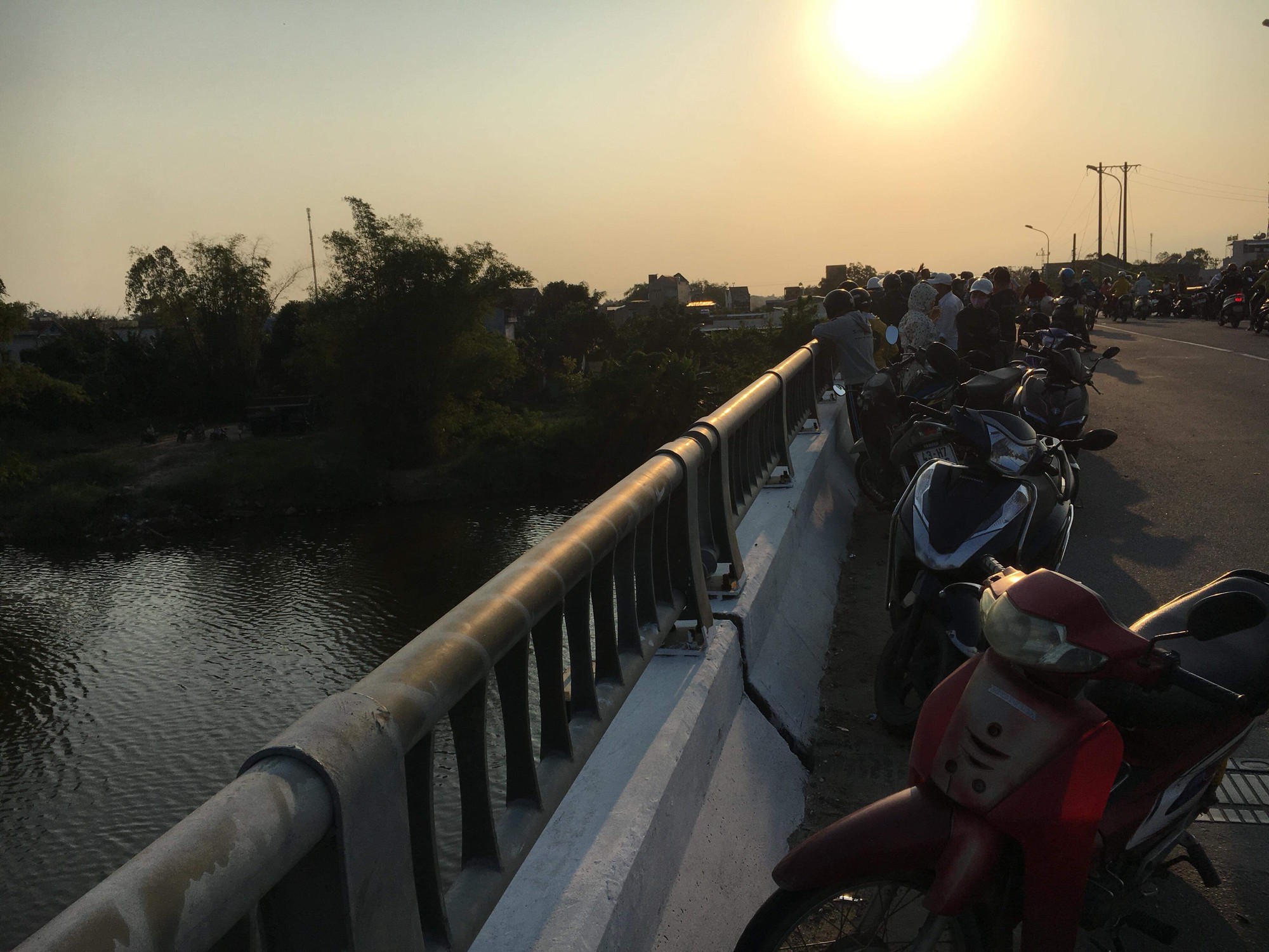Nam thanh niên nhảy sông mất tích, để lại balo trên cầu Tứ Câu