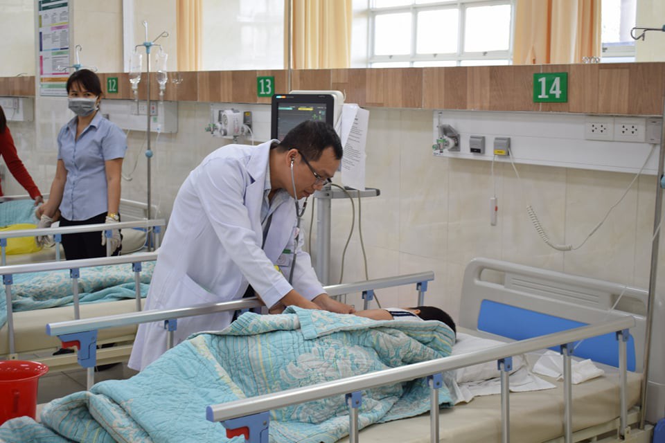 21 học sinh lớp 2 nhập viện sau khi ăn bữa trưa tại nhà giáo viên