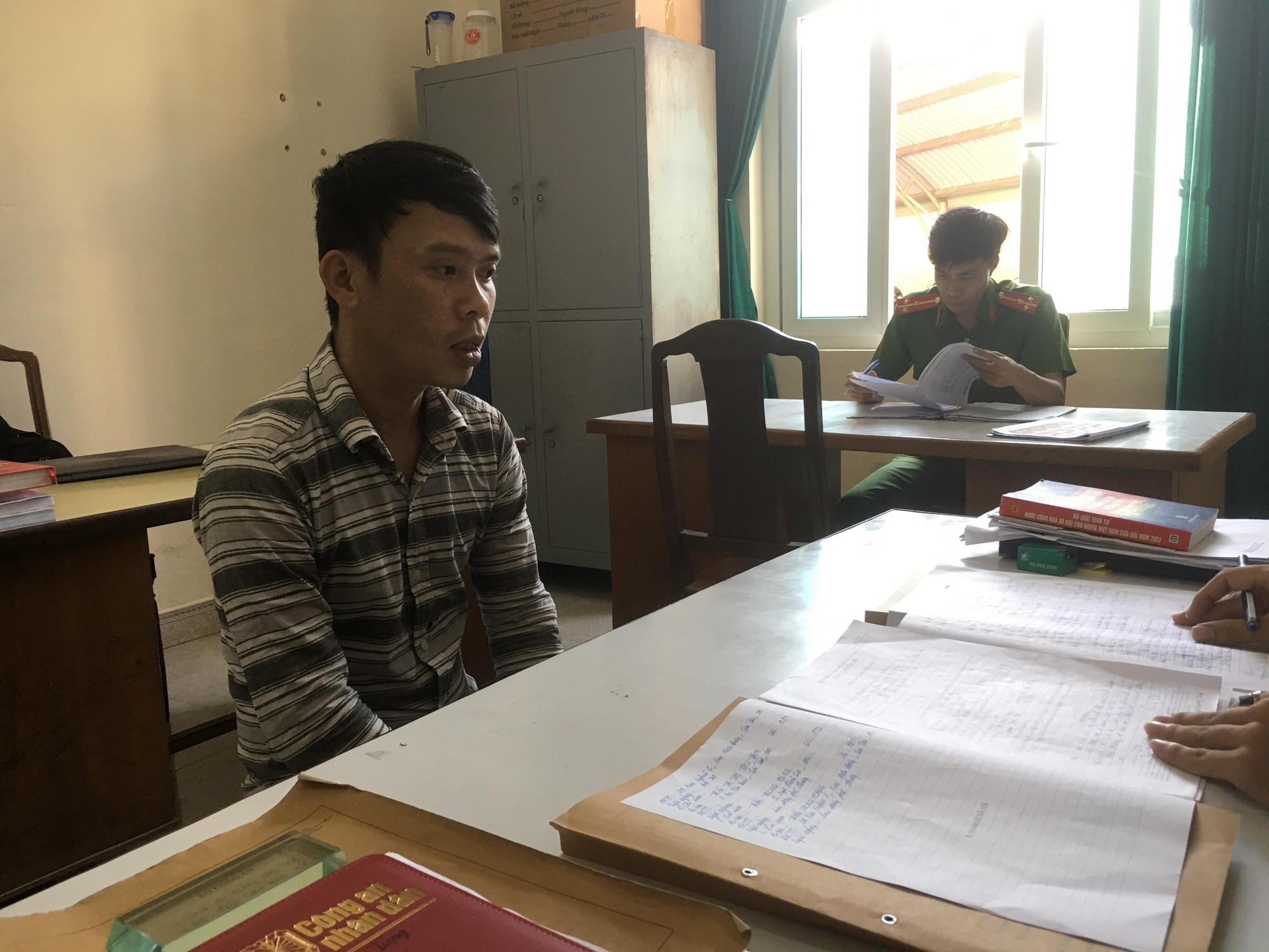 Lấy ghế đánh vào đầu công an vì bị nhắc nhở hát karaoke to - Ảnh 1.