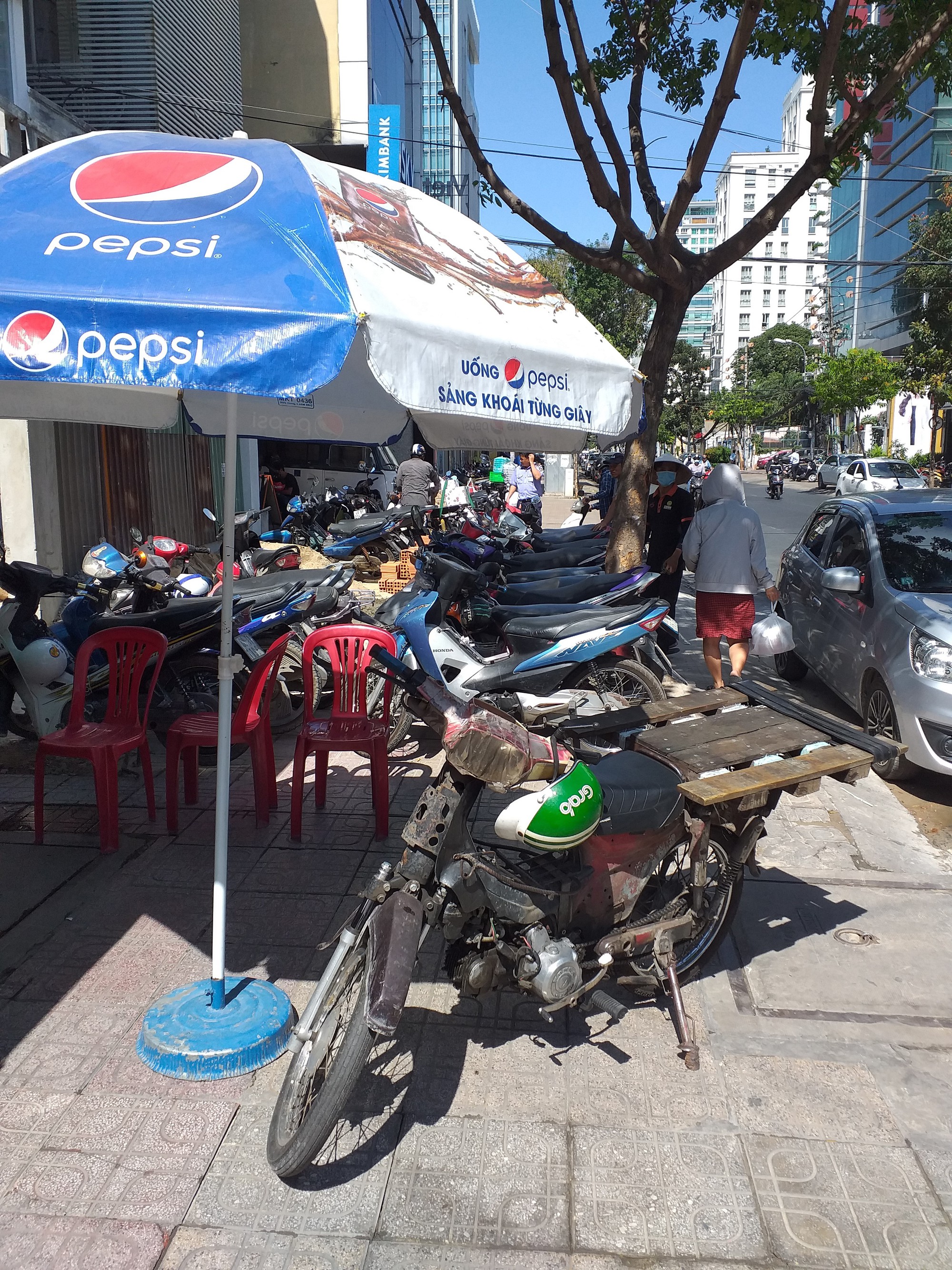 Vỉa hè lại bị chiếm dụng