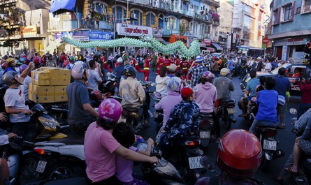 Hàng ngàn người đổ về quận 5 chơi Tết Nguyên tiêu