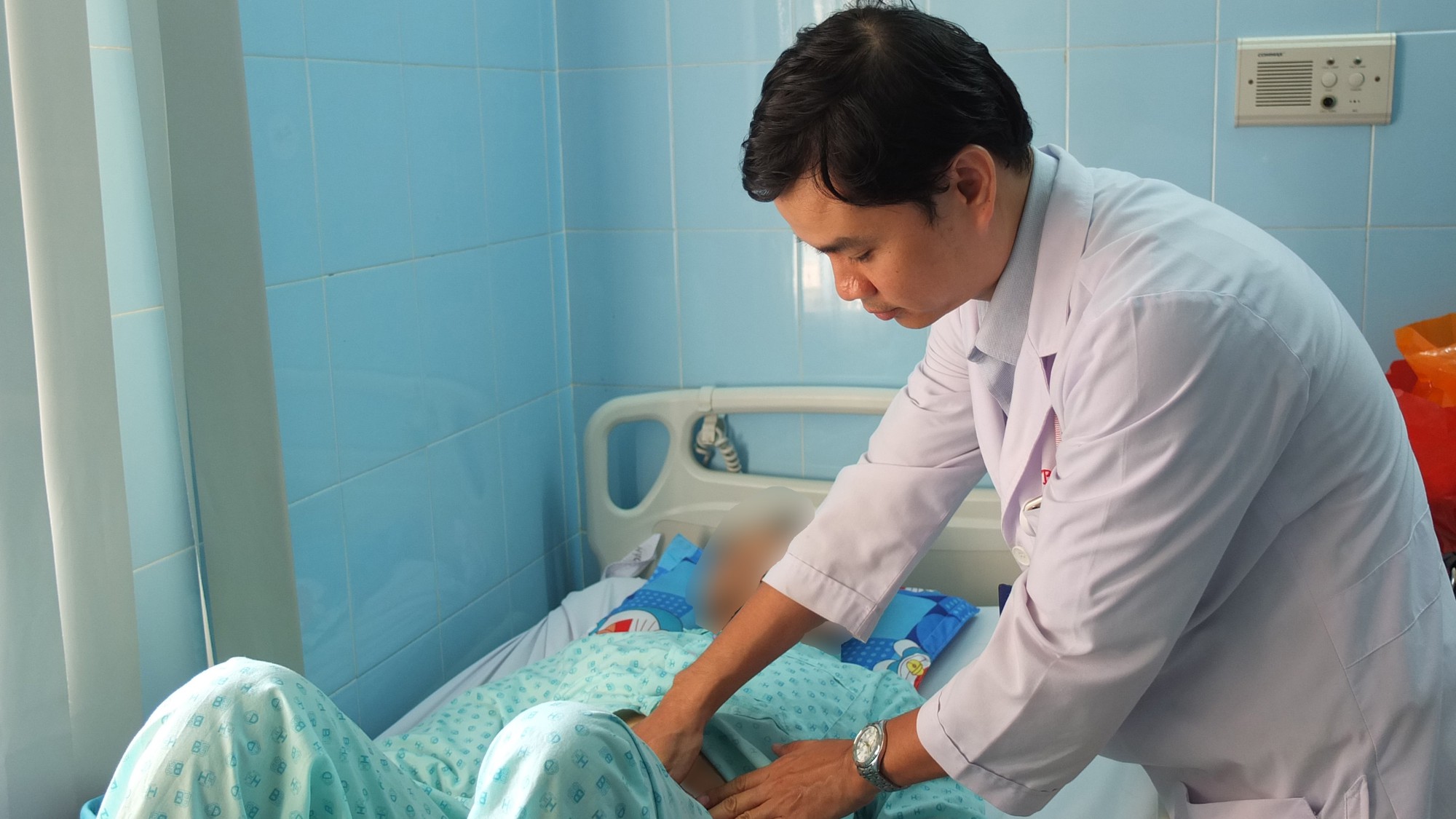 M&aacute;u ngập cả ổ bụng v&igrave; cố dự lễ cưới - Ảnh 1.