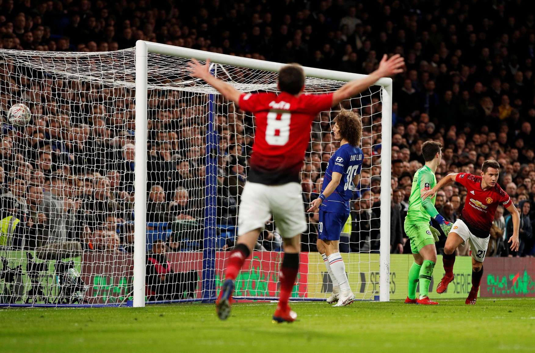 Pogba v&agrave; Herrera tỏa s&aacute;ng, Man United thắng đẹp Chelsea - Ảnh 6.