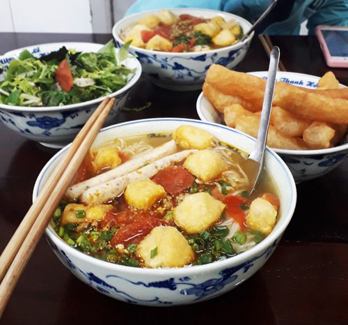 Kh&aacute;m ph&aacute; hết ba qu&aacute;n b&uacute;n ri&ecirc;u cua l&acirc;u đời ở H&agrave; Nội - Ảnh 1.