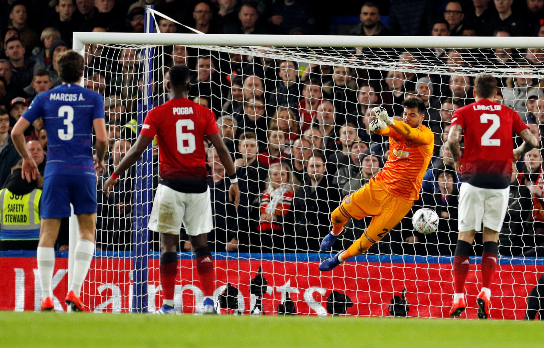 Pogba v&agrave; Herrera tỏa s&aacute;ng, Man United thắng đẹp Chelsea - Ảnh 4.