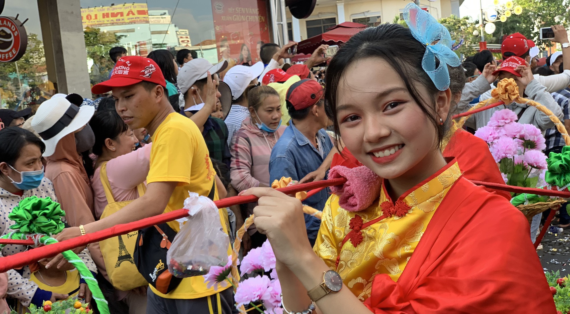 Rước kiệu Bà ở Bình Dương: Mỹ nhân đầy phố, "Tề Thiên" nhảy tưng bừng