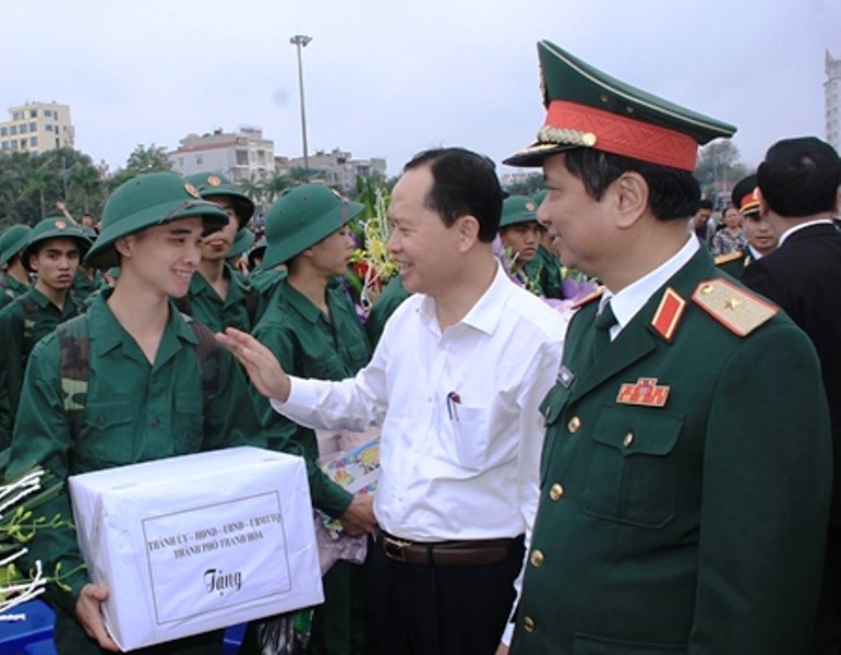B&iacute; thư Tỉnh ủy Trịnh Văn Chiến tiễn thanh ni&ecirc;n Thanh H&oacute;a l&ecirc;n đường nhập ngũ - Ảnh 1.