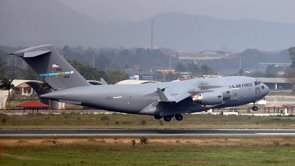 Cận cảnh ngựa thồ C-17 chở trực thăng của Tổng thống Donald Trump đến Nội Bài - Ảnh 7.