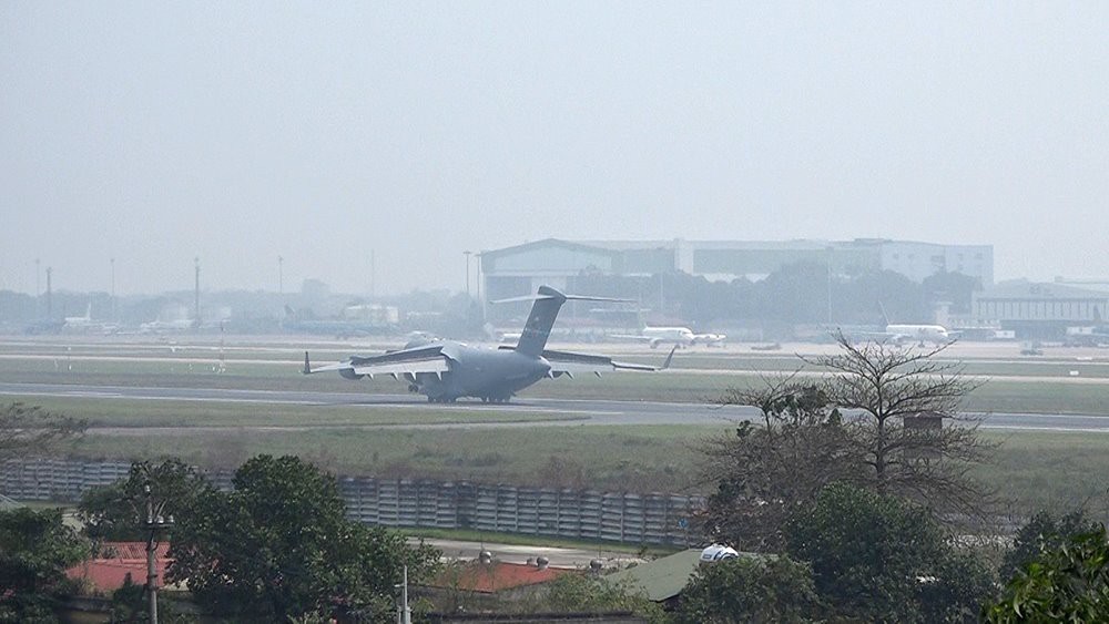 Cận cảnh ngựa thồ C-17 chở trực thăng của Tổng thống Donald Trump đến Nội Bài - Ảnh 9.