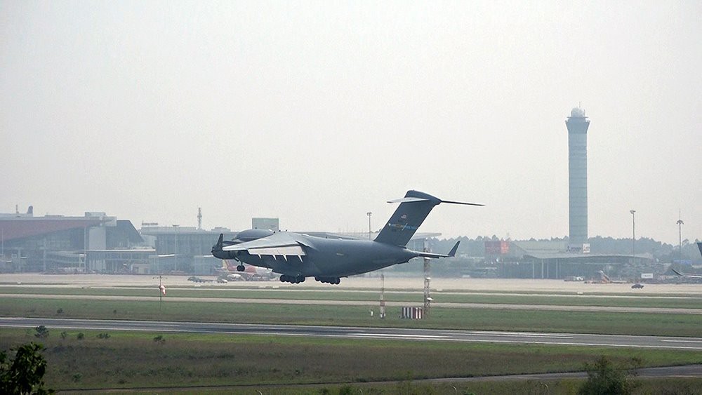 Cận cảnh ngựa thồ C-17 chở trực thăng của Tổng thống Donald Trump đến Nội Bài - Ảnh 6.
