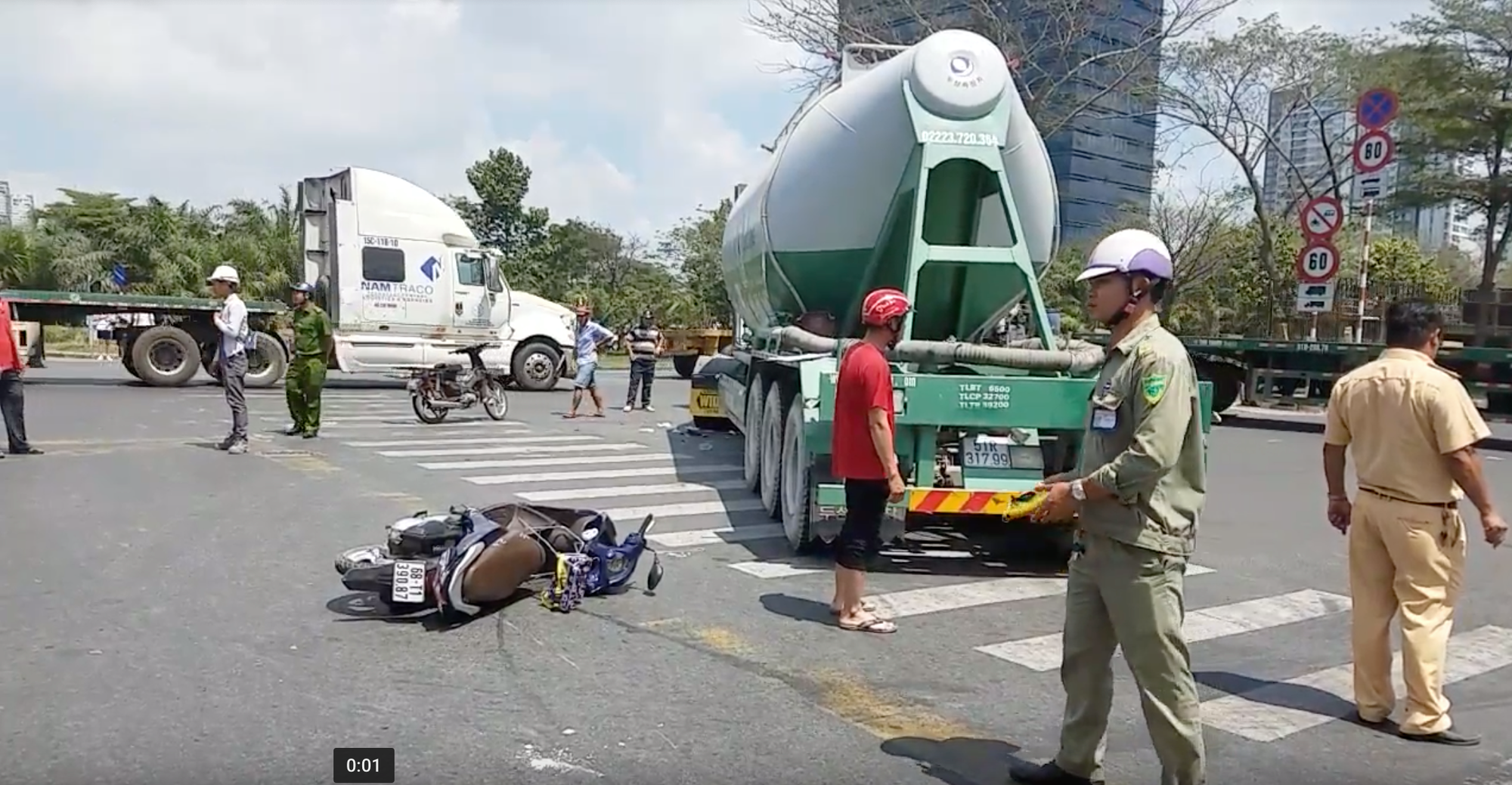 Trên đường về nhà trọ, người phụ nữ bị xe đầu kéo cuốn vào gầm