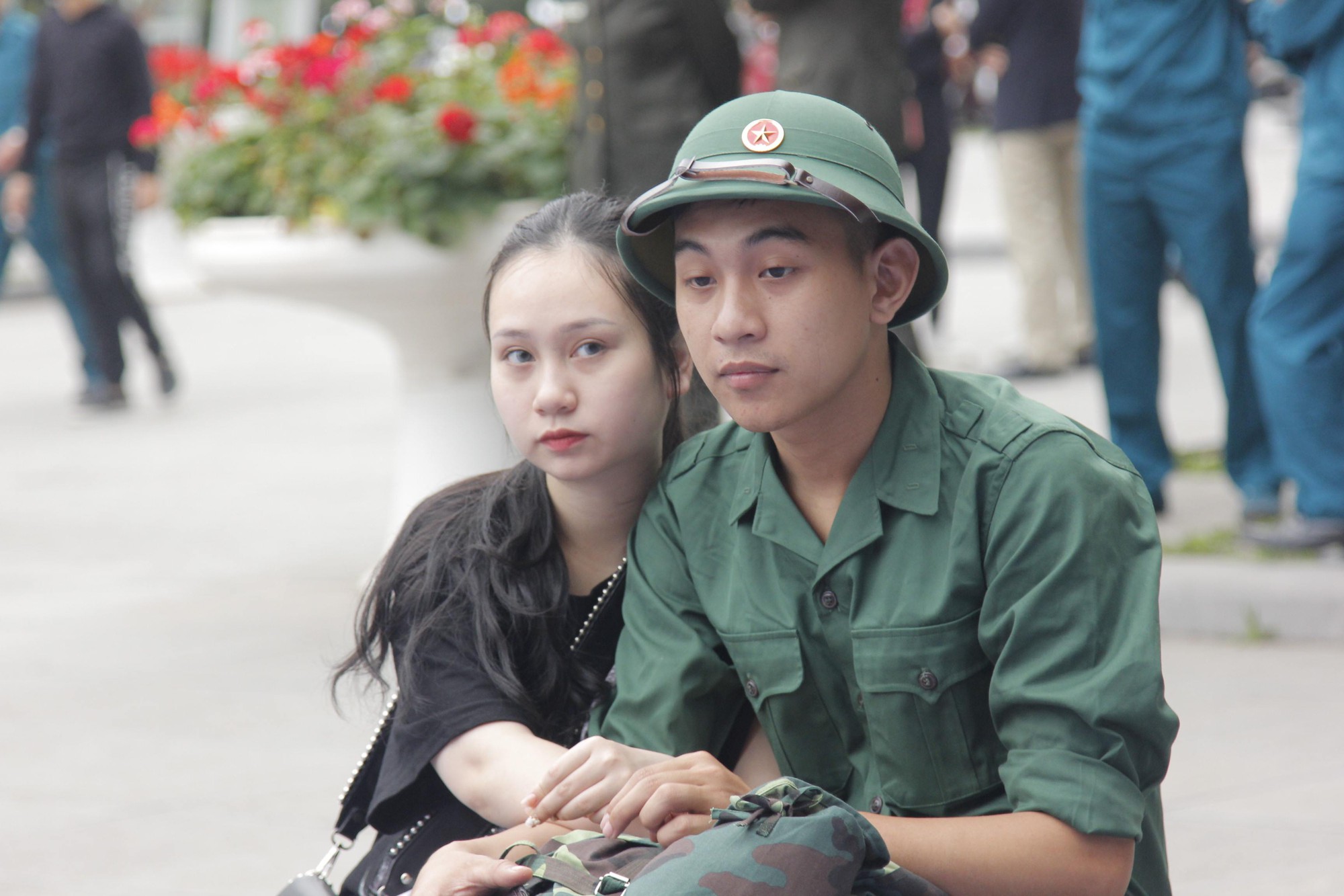 Cận cảnh hàng ngàn thanh niên thủ đô bịn rịn ngày nhập ngũ