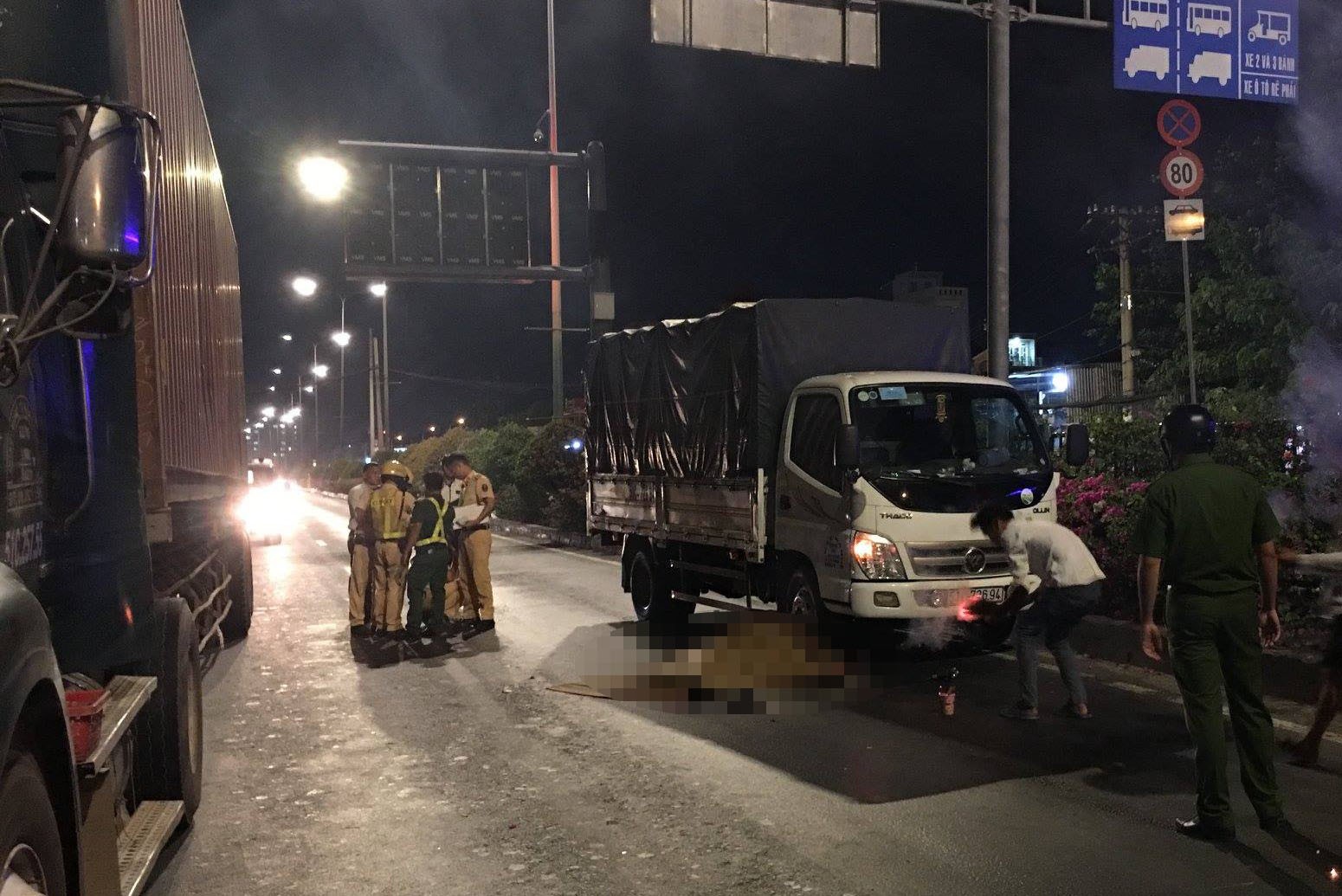 Tông vào xe container, một thanh niên chạy mô tô phân khối lớn thiệt mạng - Ảnh 1.