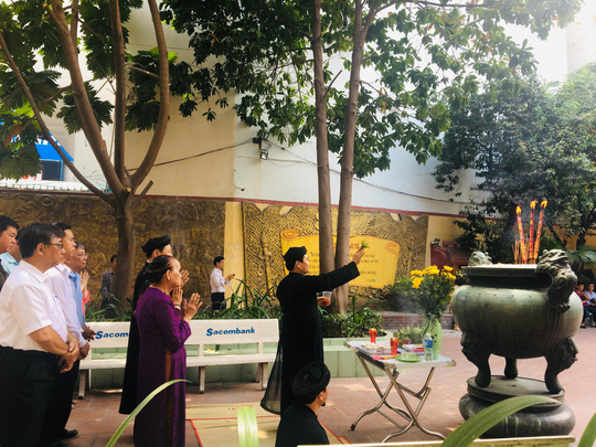Lư hương trước tượng đài Trần Hưng Đạo đã an vị ở Đền thờ Đức thánh Trần
