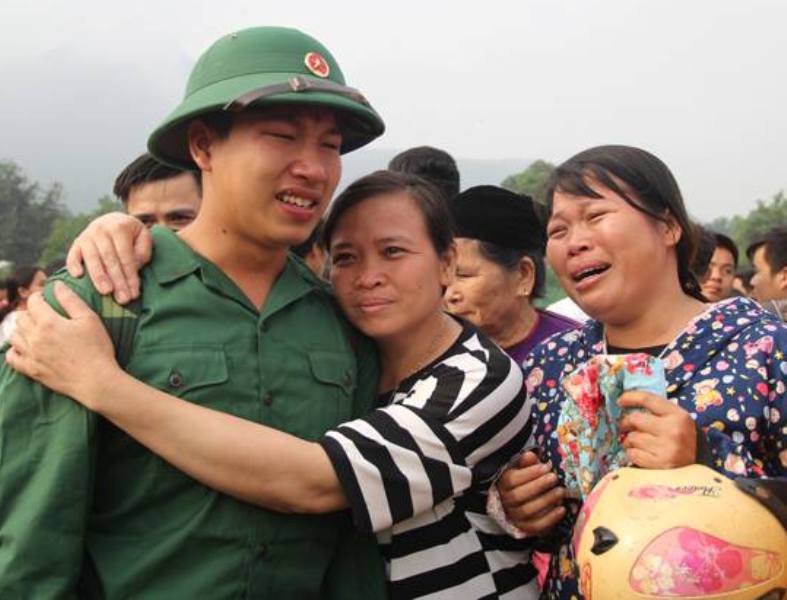 B&iacute; thư Tỉnh ủy Trịnh Văn Chiến tiễn thanh ni&ecirc;n Thanh H&oacute;a l&ecirc;n đường nhập ngũ - Ảnh 4.