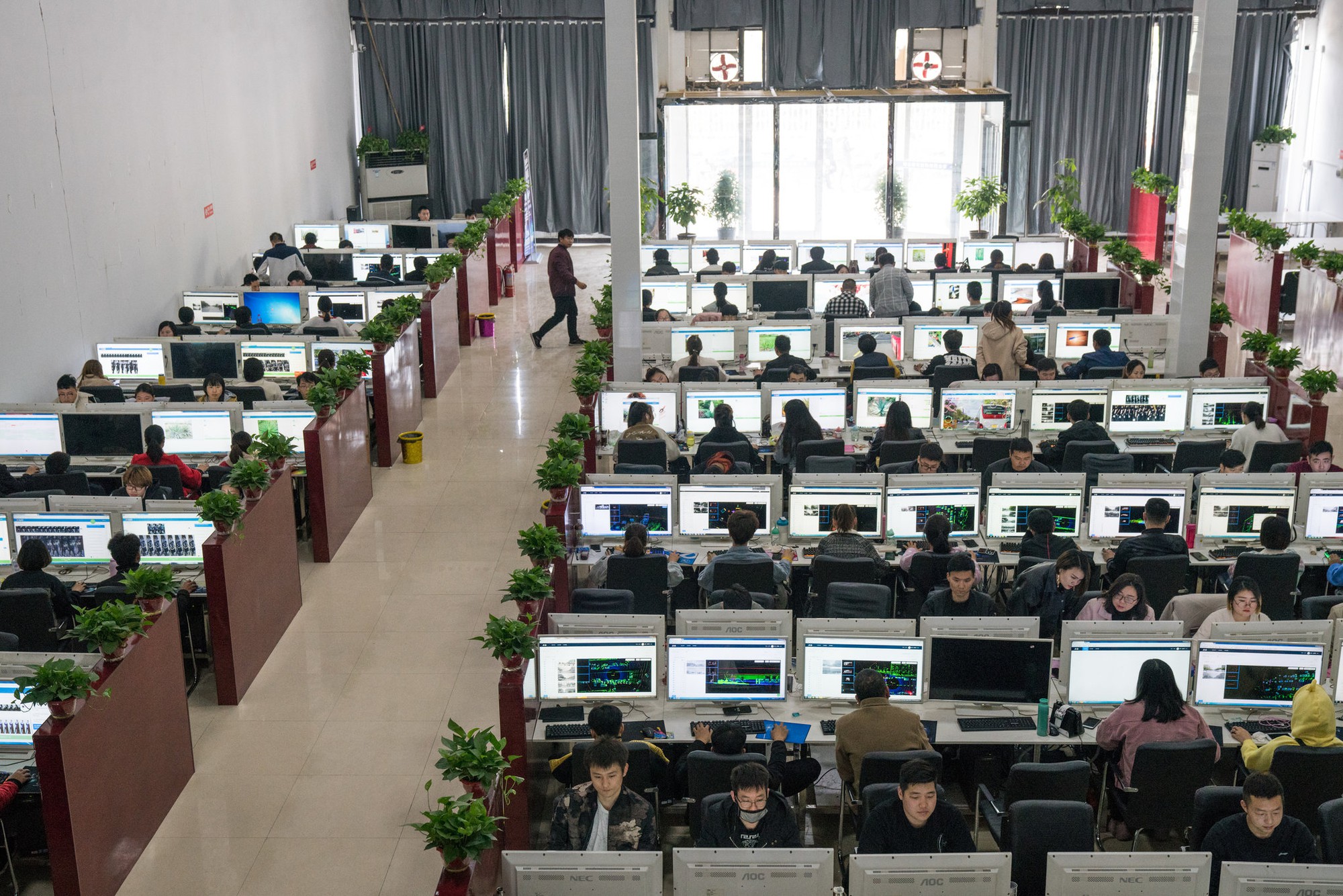 Đại chiến công nghệ Mỹ - Trung (*): Đội quân "giá bèo"