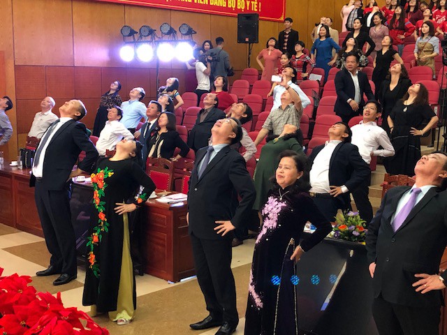 Bộ trưởng Nguyễn Thị Kim Tiến cùng hàng trăm đại biểu tập thể dục giữa giờ 3 phút