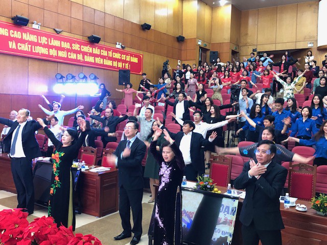 Bộ trưởng Nguyễn Thị Kim Tiến c&ugrave;ng h&agrave;ng trăm đại biểu tập thể dục giữa giờ 3 ph&uacute;t - Ảnh 1.