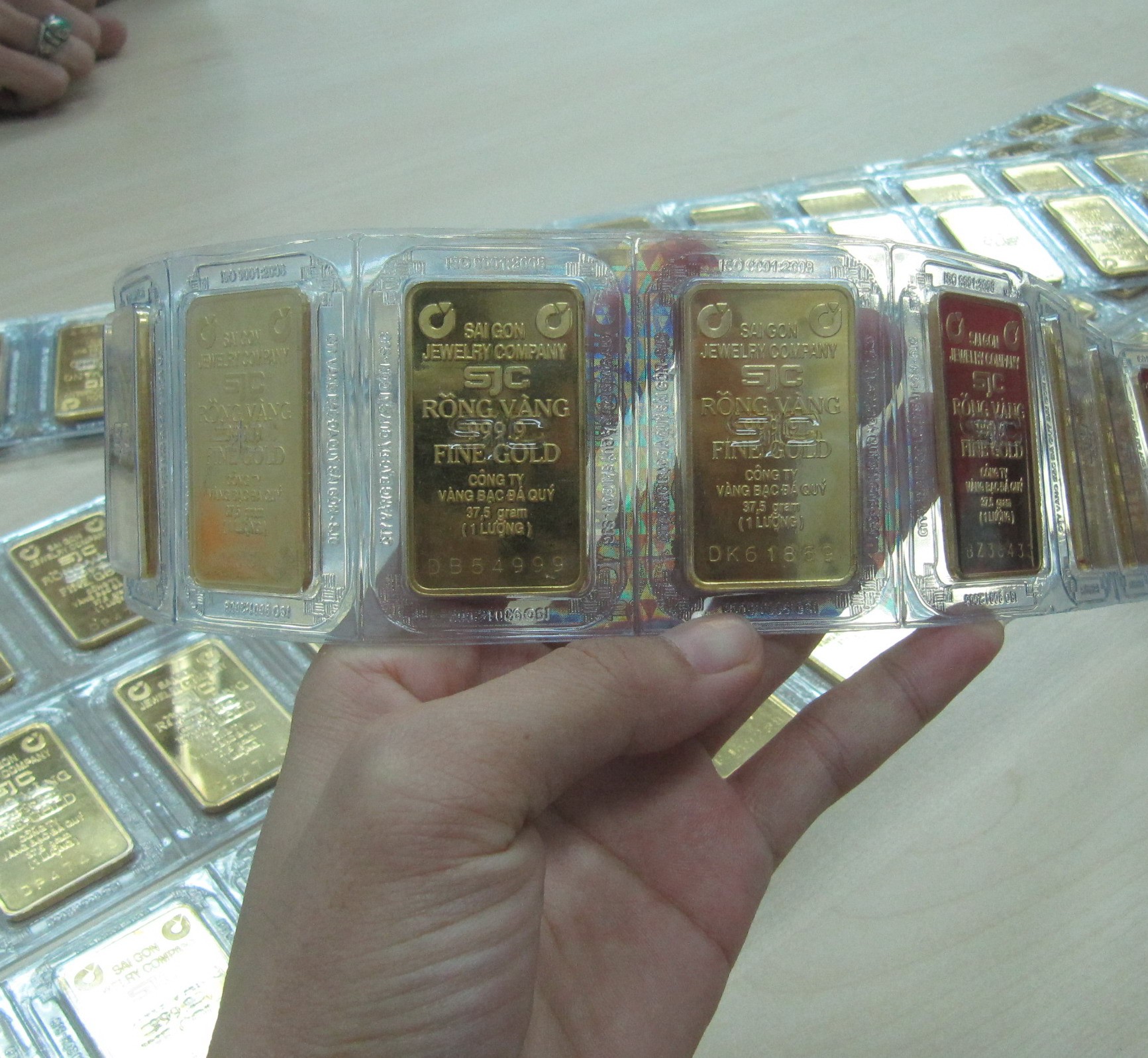 Giá vàng nhảy vọt lên mức cao nhất trong 10 tháng