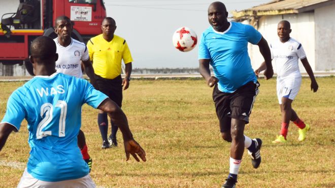 Ở tuổi 52, Tổng thống Liberia vẫn là “vua phá lưới”