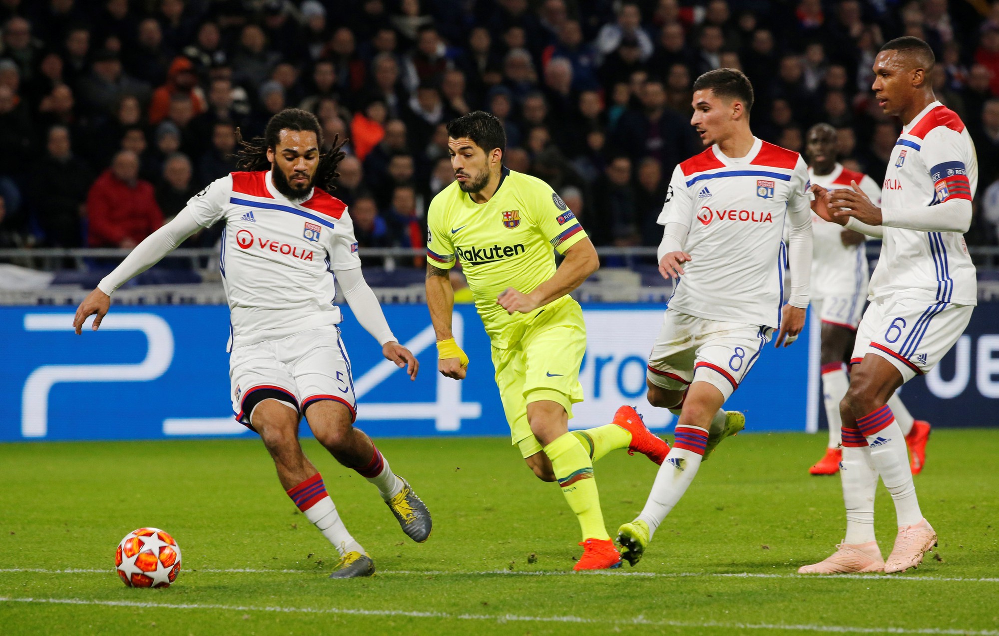 suarez trong vong vay lyon