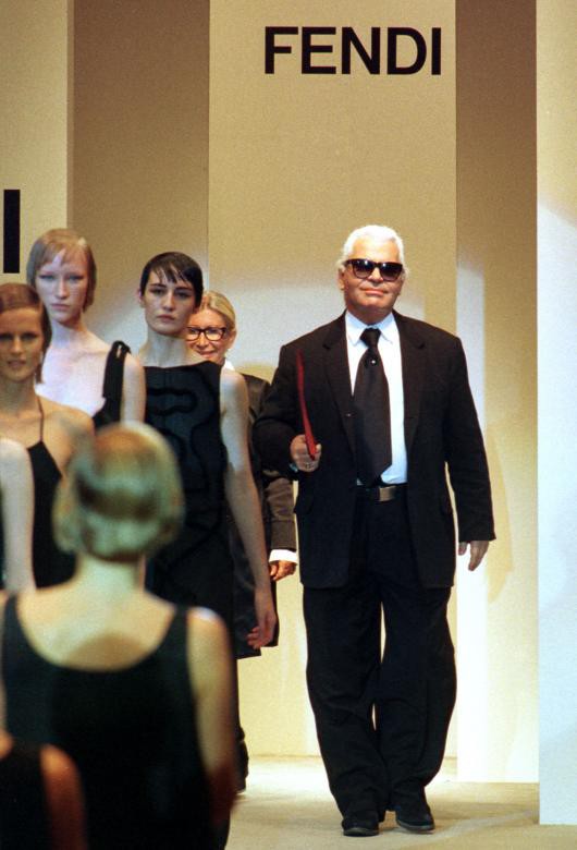 Những khoảnh khắc đ&aacute;ng nhớ của bố gi&agrave; thời trang Karl Lagerfeld - Ảnh 6.