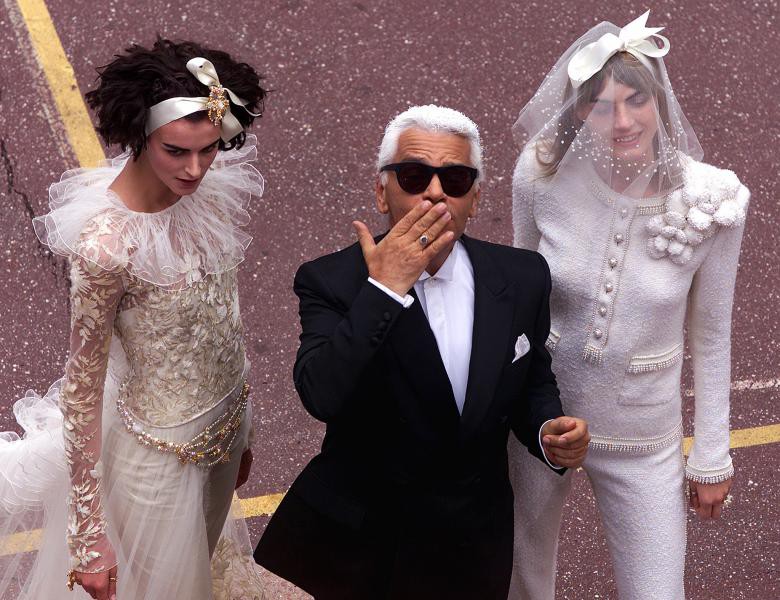 Những khoảnh khắc đ&aacute;ng nhớ của bố gi&agrave; thời trang Karl Lagerfeld - Ảnh 7.