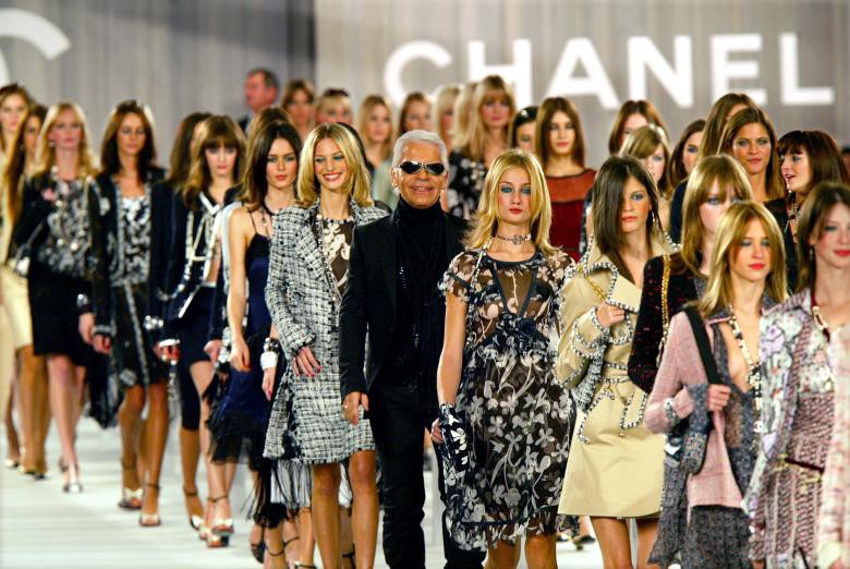 Những khoảnh khắc đ&aacute;ng nhớ của bố gi&agrave; thời trang Karl Lagerfeld - Ảnh 8.