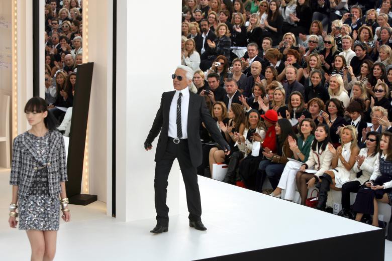 Những khoảnh khắc đ&aacute;ng nhớ của bố gi&agrave; thời trang Karl Lagerfeld - Ảnh 9.