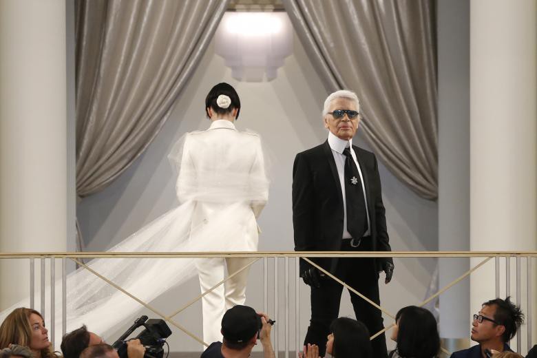Những khoảnh khắc đ&aacute;ng nhớ của bố gi&agrave; thời trang Karl Lagerfeld - Ảnh 13.