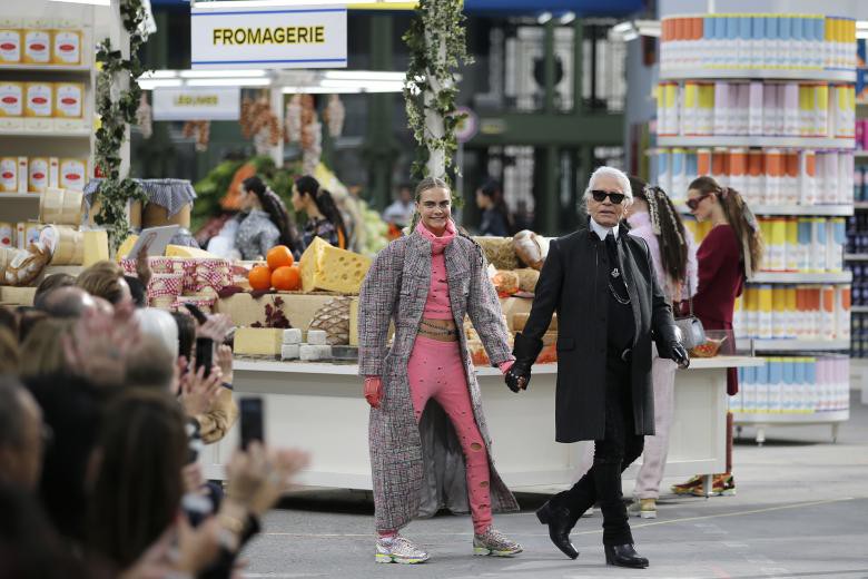 Những khoảnh khắc đ&aacute;ng nhớ của bố gi&agrave; thời trang Karl Lagerfeld - Ảnh 12.