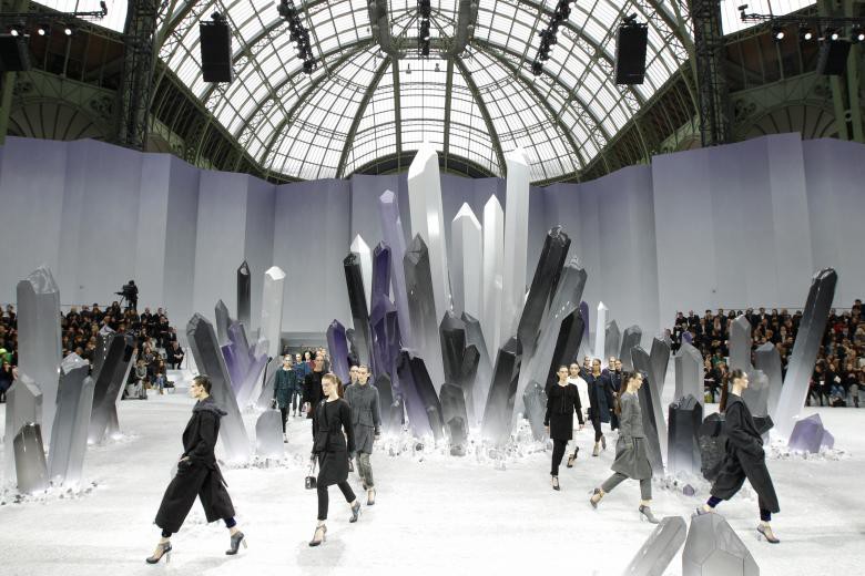 Những khoảnh khắc đ&aacute;ng nhớ của bố gi&agrave; thời trang Karl Lagerfeld - Ảnh 16.