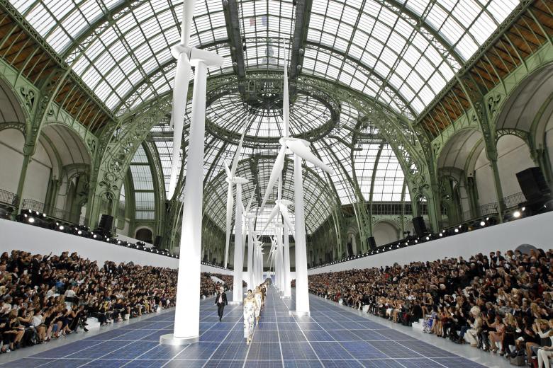 Những khoảnh khắc đ&aacute;ng nhớ của bố gi&agrave; thời trang Karl Lagerfeld - Ảnh 15.