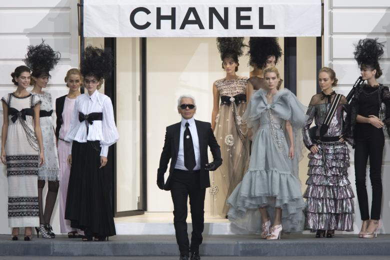 Những khoảnh khắc đ&aacute;ng nhớ của bố gi&agrave; thời trang Karl Lagerfeld - Ảnh 11.