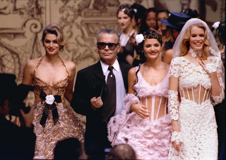 Những khoảnh khắc đ&aacute;ng nhớ của bố gi&agrave; thời trang Karl Lagerfeld - Ảnh 3.