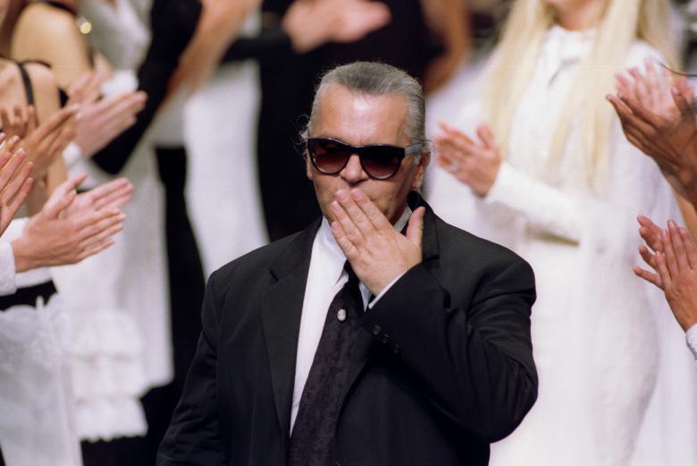 Những khoảnh khắc đ&aacute;ng nhớ của bố gi&agrave; thời trang Karl Lagerfeld - Ảnh 4.
