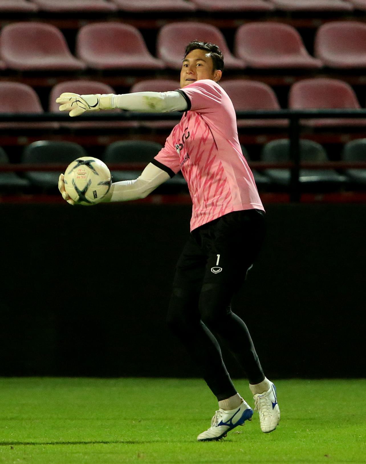 Đặng Văn Lâm mắc sai lầm lãng xẹt trong trận đầu bắt chính cho Muangthong United - Ảnh 2.