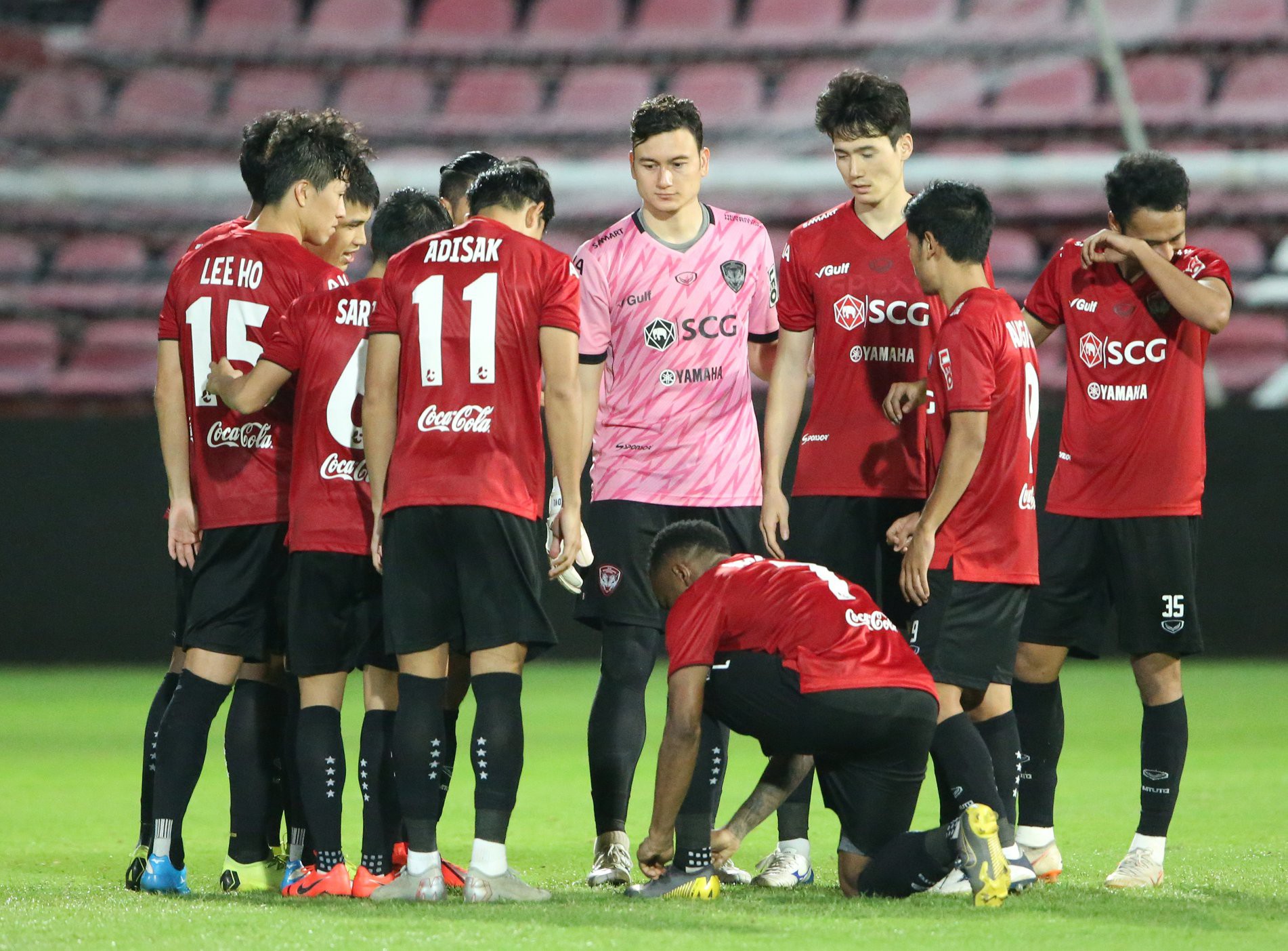 Đặng Văn Lâm mắc sai lầm lãng xẹt trong trận đầu bắt chính cho Muangthong United