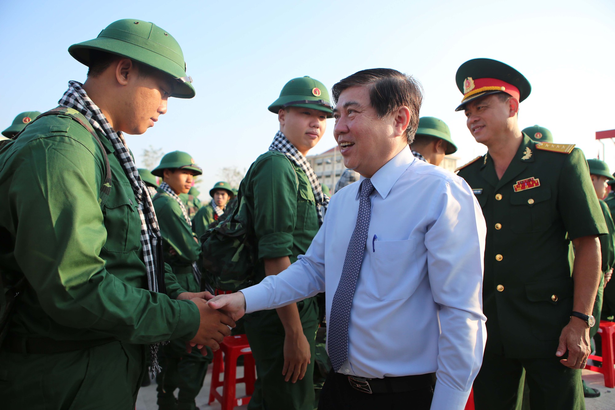 Phút xúc động trước giờ lên đường nhập ngũ - Ảnh 2.