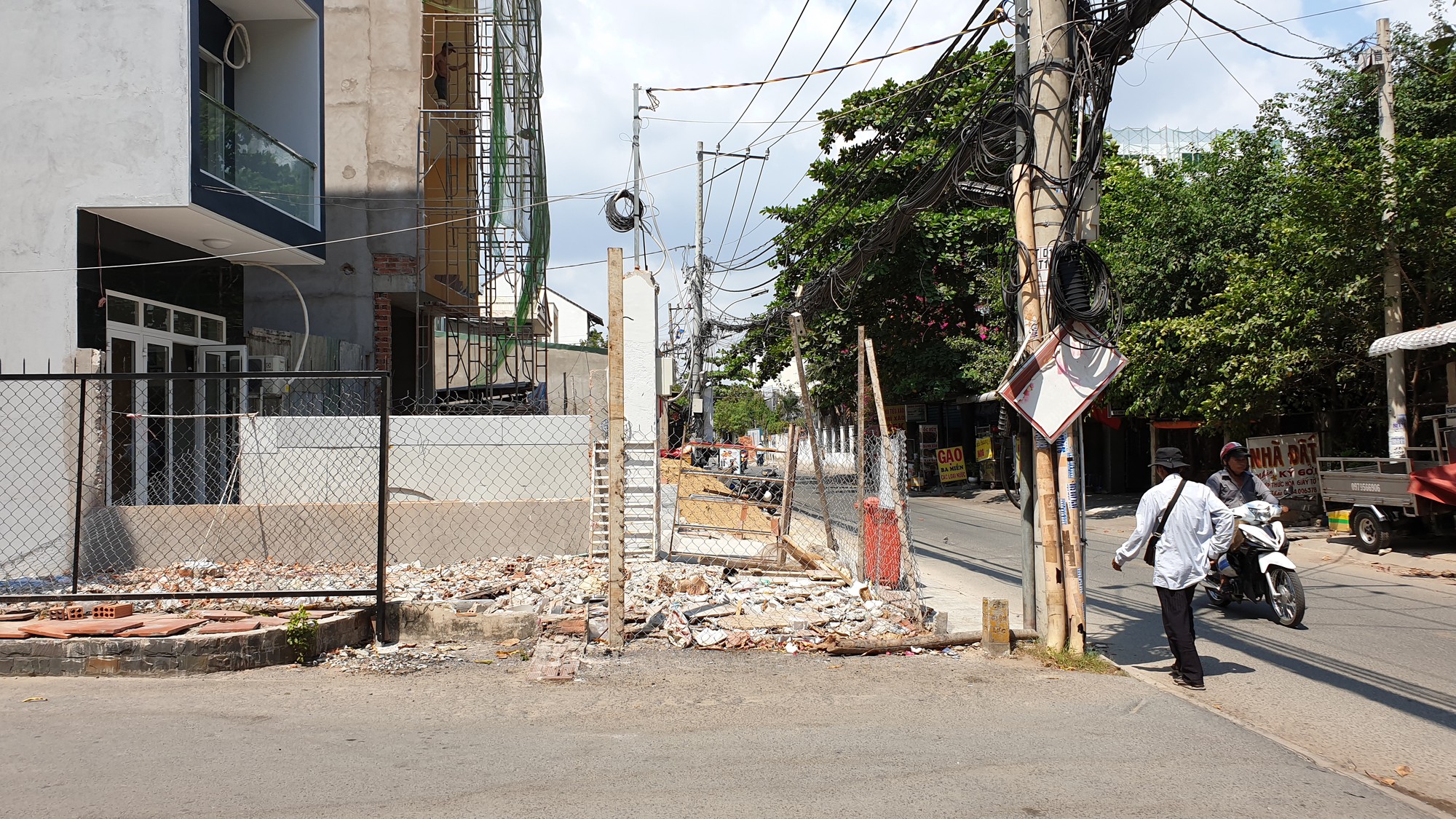 Buộc tháo dỡ phần công trình vi phạm