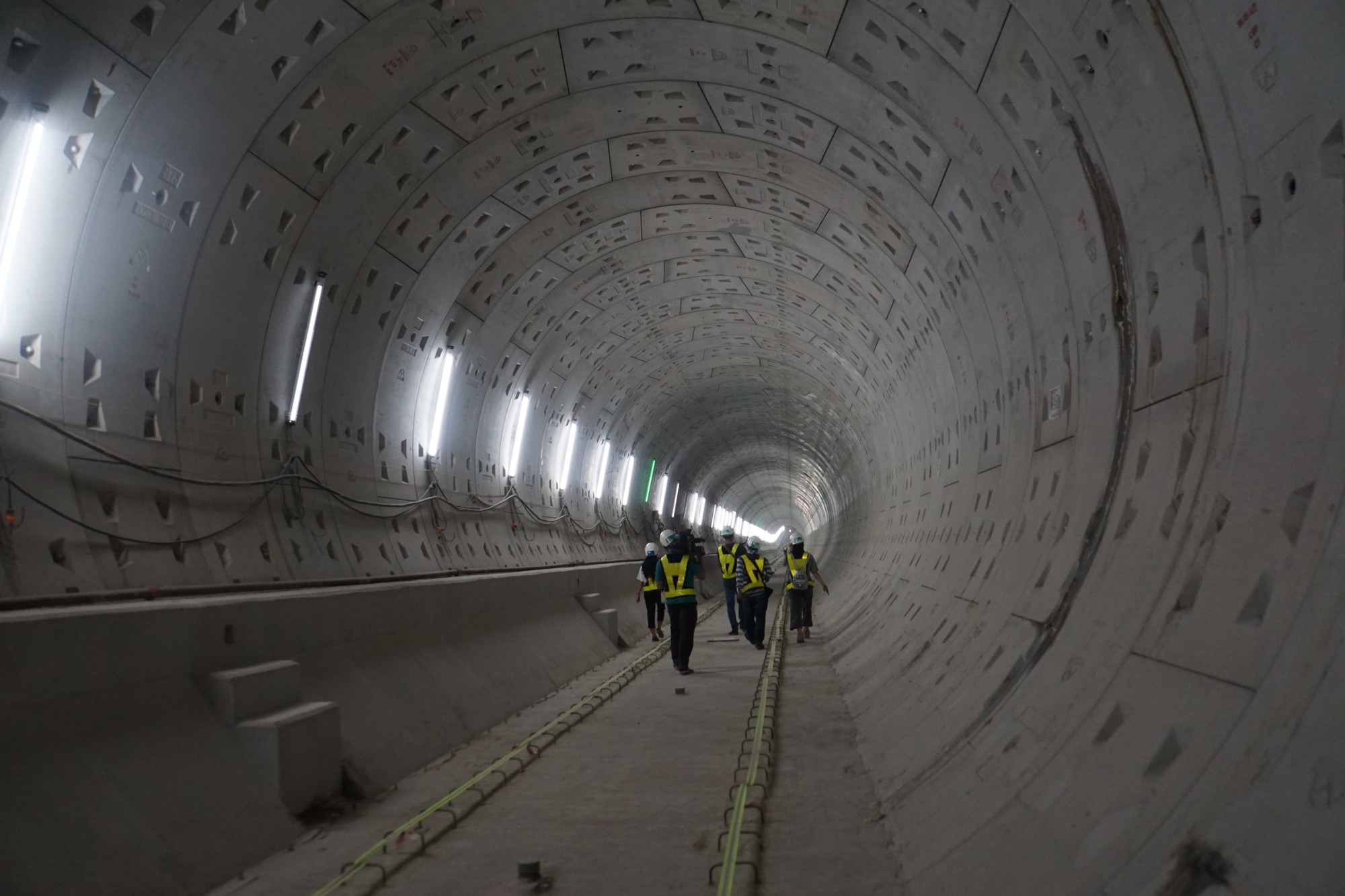 Chủ tịch UBND TP HCM nói gì khi đi thị sát xuyên hầm metro số 1? - Ảnh 2.