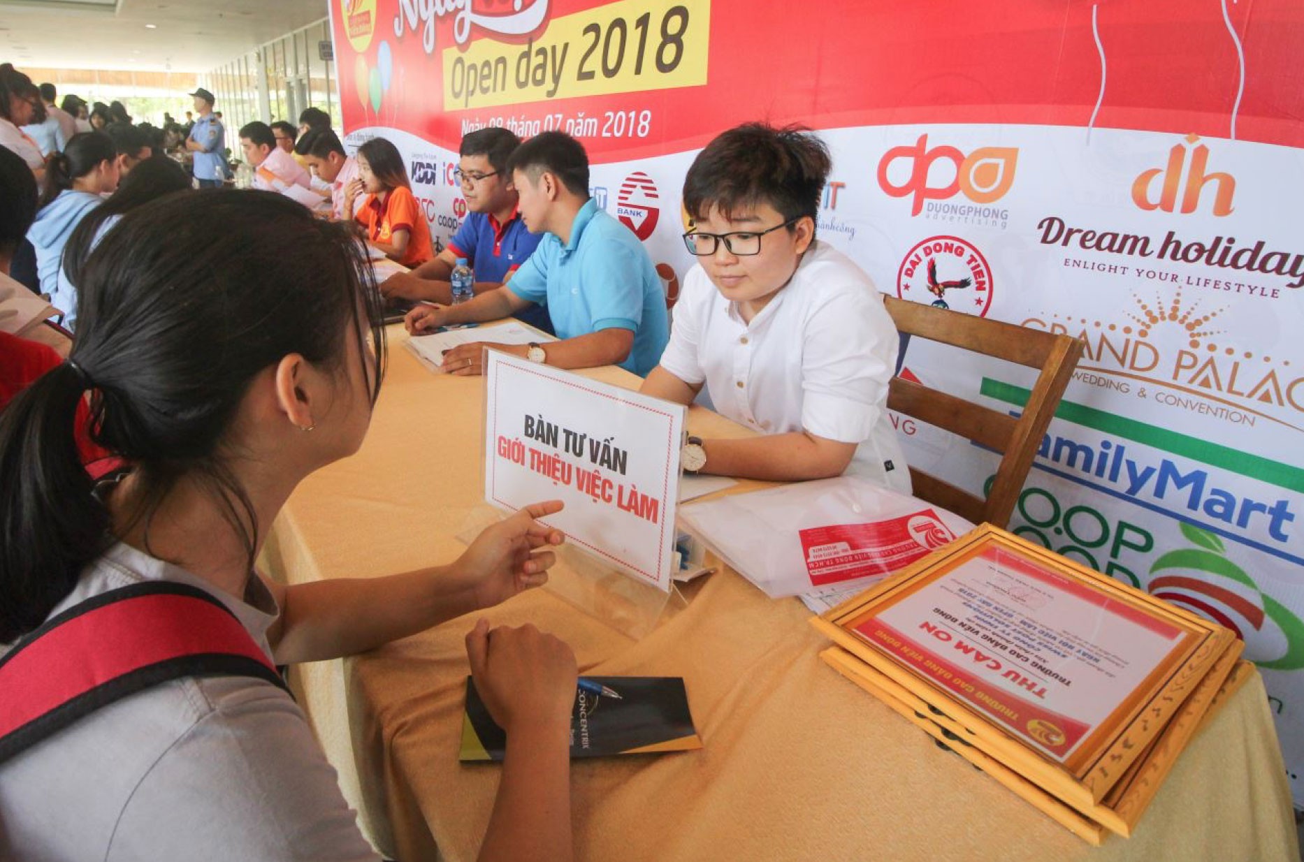 Hơn 2.000 việc làm chờ người lao động