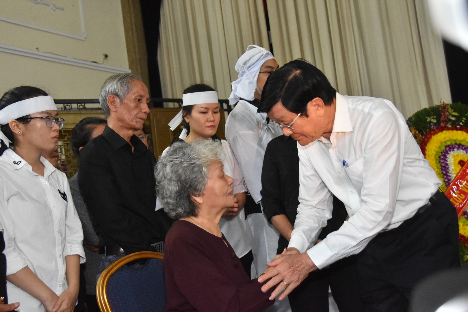 Nguy&ecirc;n Chủ tịch nước Trương Tấn Sang đến viếng lễ tang Ph&oacute; Chủ tịch UBND TP Nguyễn Thị Thu - Ảnh 2.