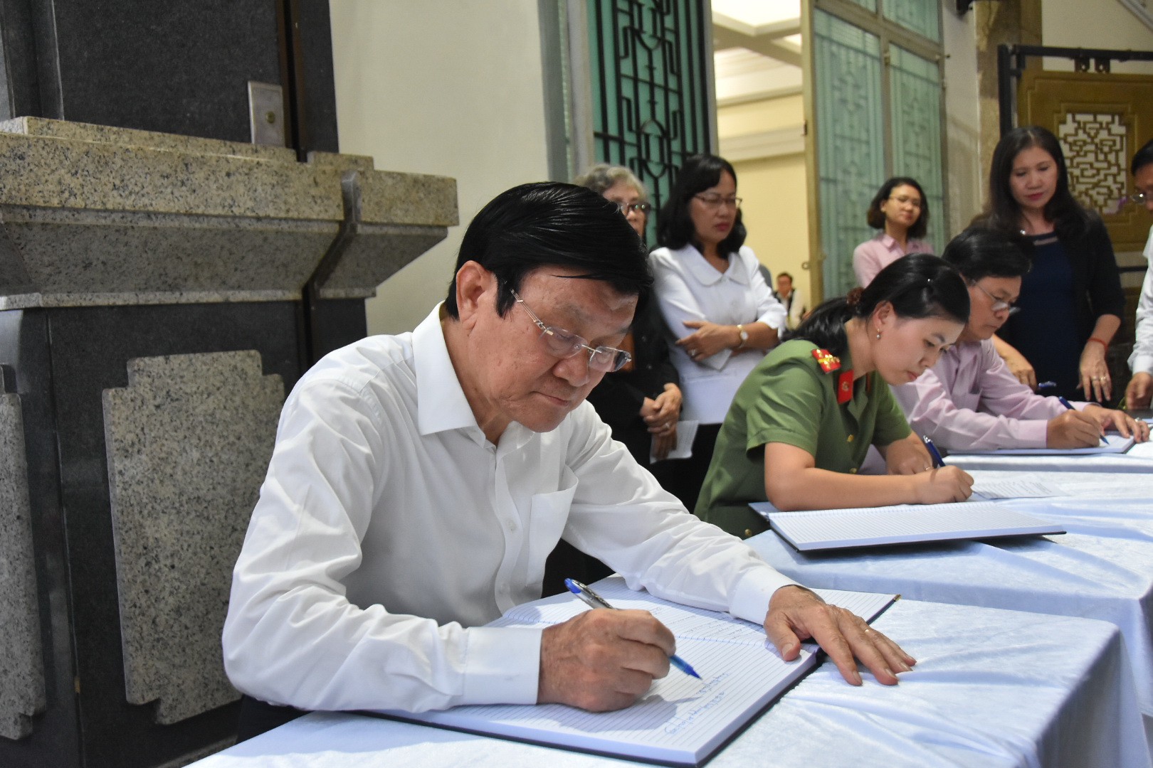 Nguy&ecirc;n Chủ tịch nước Trương Tấn Sang đến viếng lễ tang Ph&oacute; Chủ tịch UBND TP Nguyễn Thị Thu - Ảnh 1.