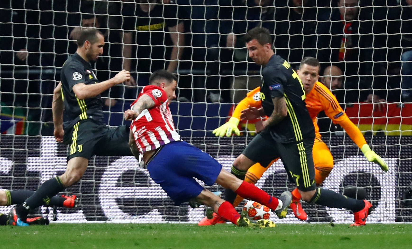 Ronaldo trắng tay ngày về Madrid, Juventus lâm nguy - Ảnh 5.