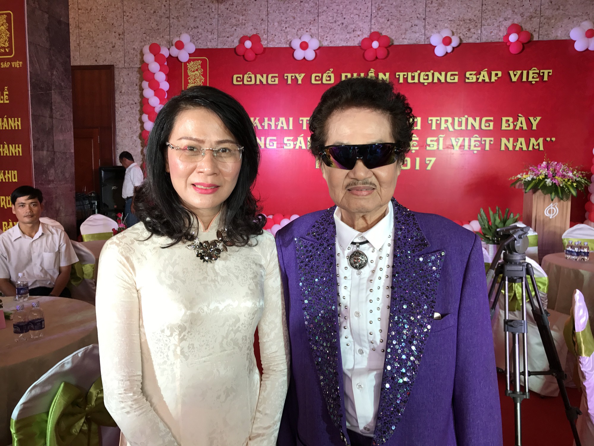NSƯT Kim Tử Long: Ch&uacute;ng t&ocirc;i kh&ocirc;ng qu&ecirc;n c&aacute;i bắt tay nồng ấm của chị - Ảnh 2.