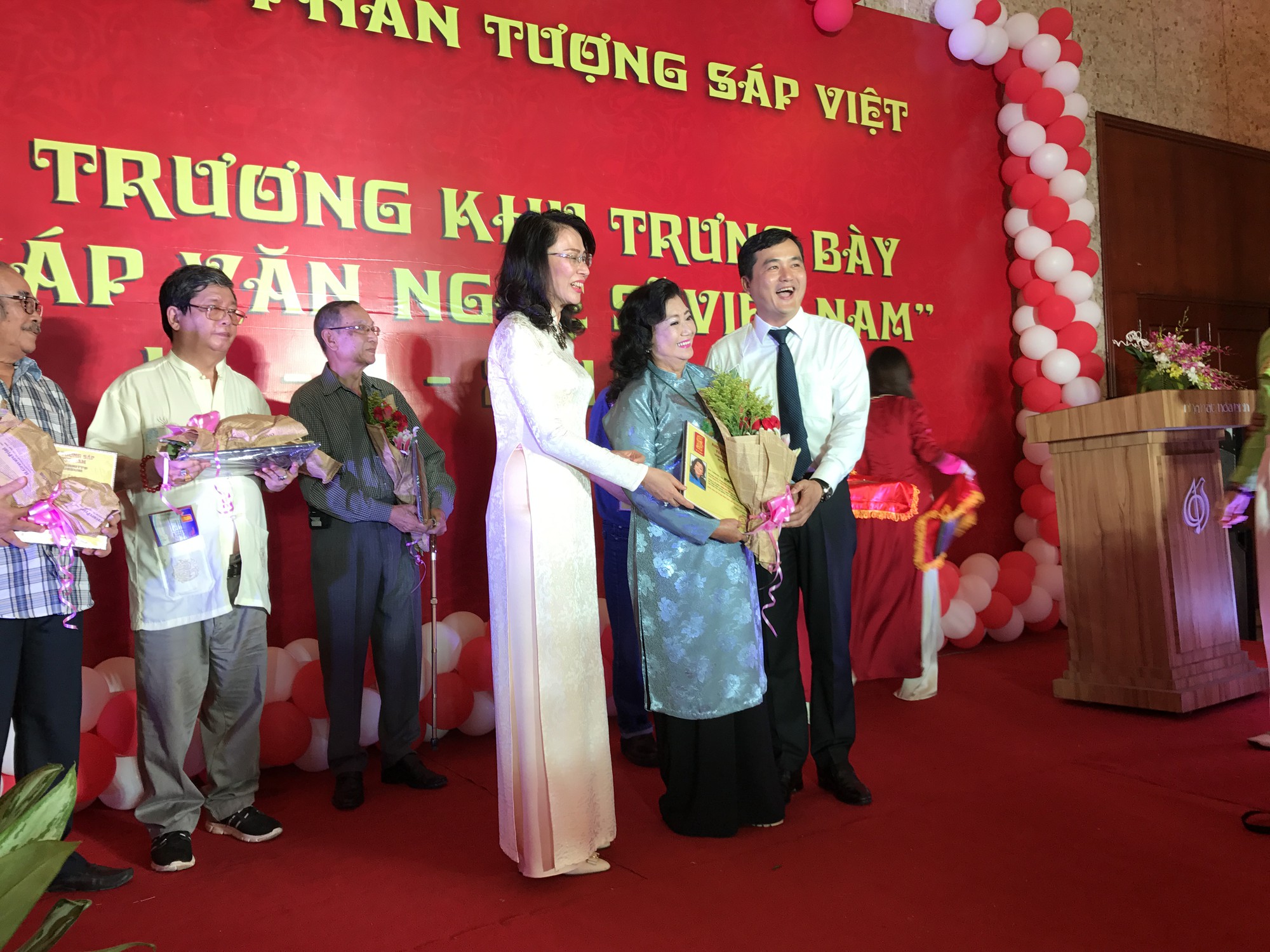 NSƯT Kim Tử Long: Ch&uacute;ng t&ocirc;i kh&ocirc;ng qu&ecirc;n c&aacute;i bắt tay nồng ấm của chị - Ảnh 6.